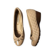 MOODBOARD EVERBEST beige quilted leather pump wedges with a bow detail and comfortable cushioned insole.