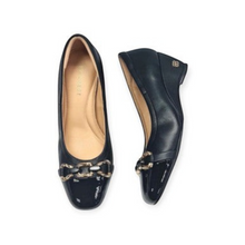MOODBOARD EVERBEST black leather wedge pumps with a patent toe cap and decorative gold chain hardware detail