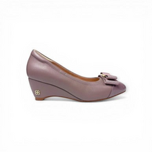 MOODBOARD Everbest mauve leather wedge pumps featuring a patent toe cap and a decorative bow detail.