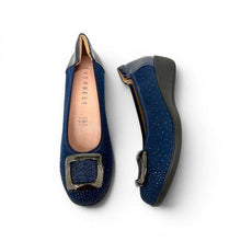 MOODBOARD EVERBEST navy blue leather pumps with crystal embellishments and a decorative buckle on a white background